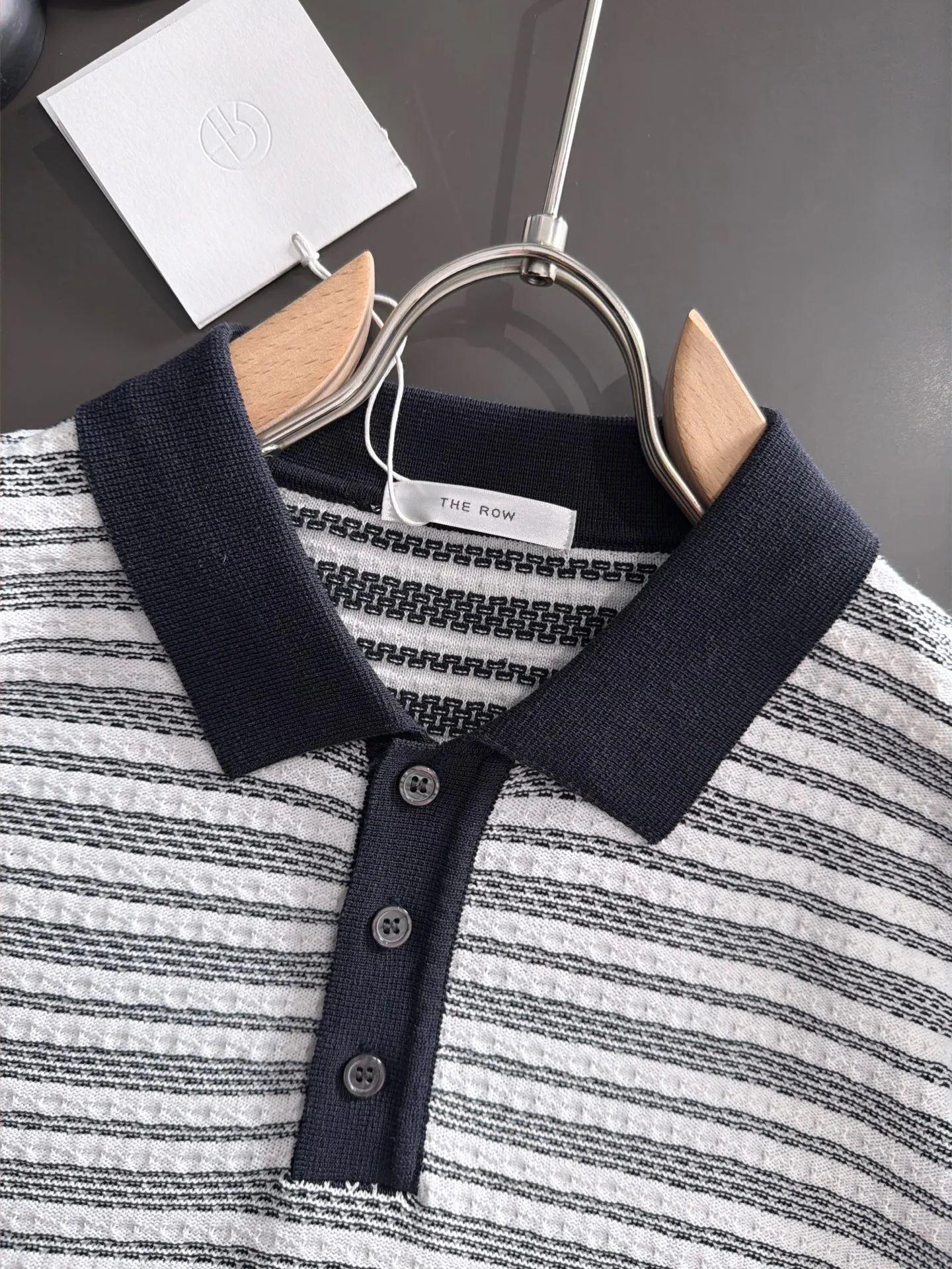 Shipping next day TR high quality - The Row 26ss New Arrival men's short-sleeved T-shirt. Like LP and BC, it belongs to the same old-money style top-notch light luxury brand. The New Arrival Original men's casual short-sleeved shirt is made of combed cotton yarn knitted imitation cotton fabric. Exclusive Premium custom-controlled raw materials. 14-needle precision knitting. The iconic waffle soul is woven. The three-dimensional texture flows with subtle light and shadow. Viewed from a distance, it is introverted. It shows when you touch it closely. It feels substantial when weighed. The upper body is also more textured than ordinary T-shirts. Fashionable Versatile Hot Sale. It is skin-friendly and comfortable to wear. Premium boutique. The upper body is made of Factory's fine workmanship. A must-have item for men. Complete with three standards. Sizes M-3XL